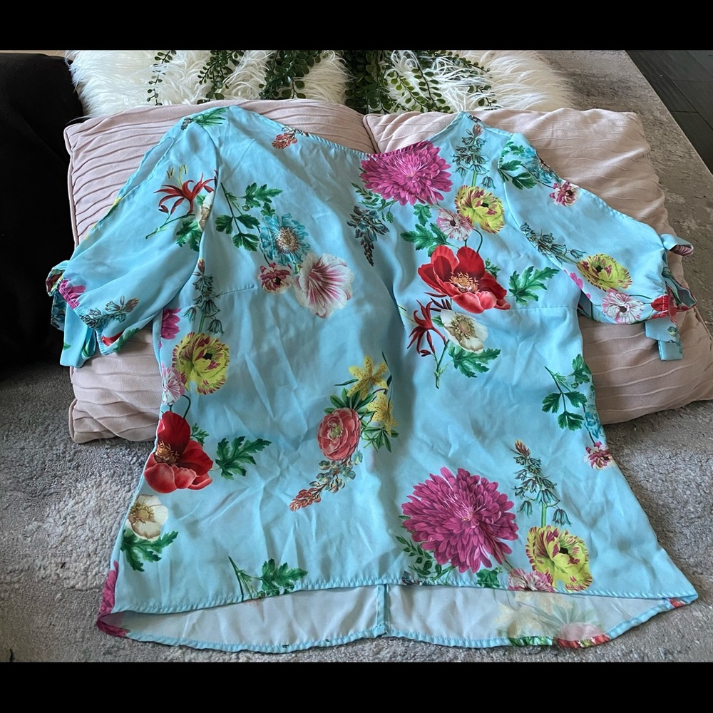 Women’s blue with flowers blouse open back with bows size L